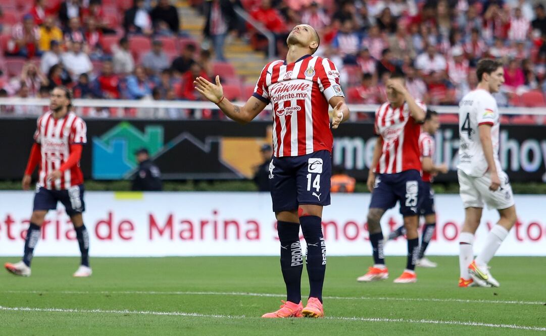 Chicharito Hernández durante el primer partido de Chivas en el Apertura 2024 - Foto: Imago7