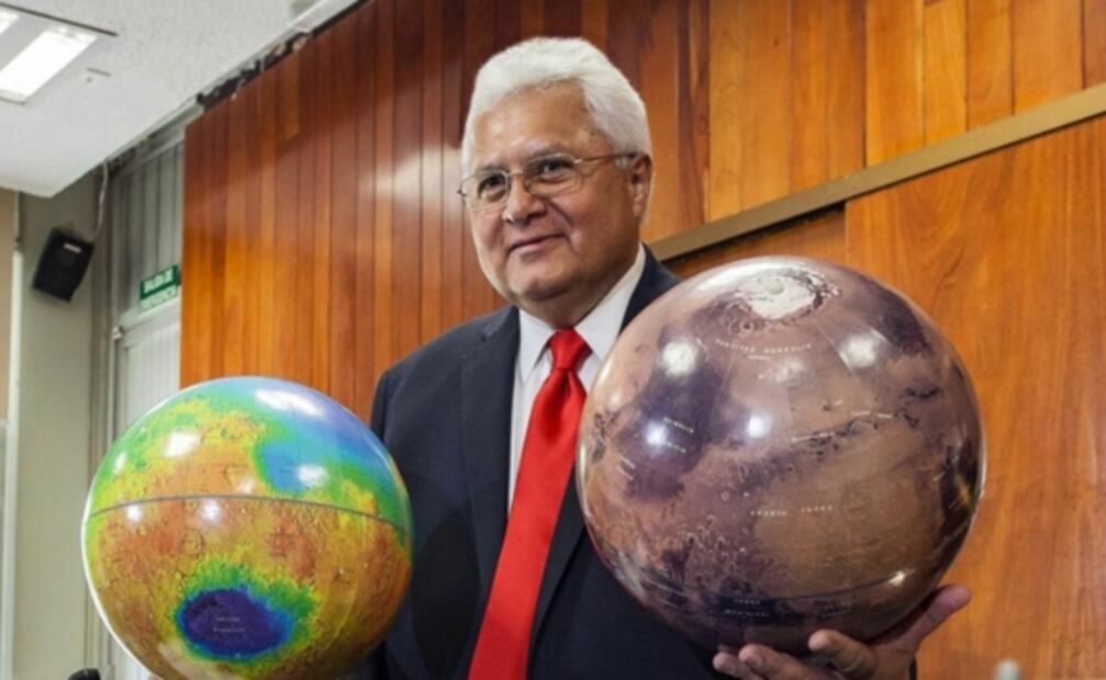 La NASA da a montaña de Marte nombre del astrobiólogo mexicano Rafael Navarro