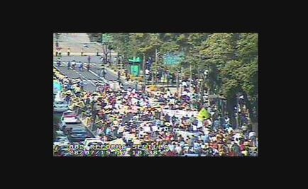 Avanzan manifestantes sobre Reforma hacia Segob