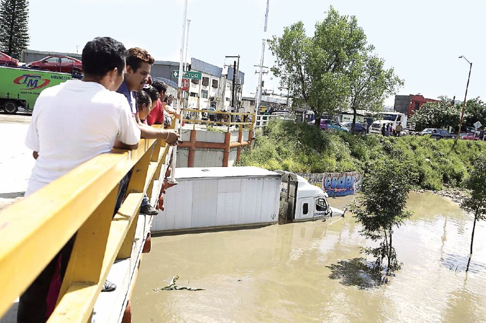 Las intensas precipitaciones provocaron severas inundaciones; el río Atoyac, que cruza la ciudad de Oaxaca, también creció de manera importante, en la zona poniente (ARTURO MARTÍNEZ. EL UNIVERSAL)