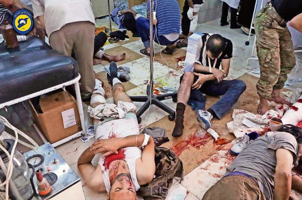Sirios heridos en los bombardeos de las últimas horas en Aleppo son atendidos en una clínica local, en esta imagen difundida ayer por el grupo de voluntario s de los “Cascos Blancos” (AP)