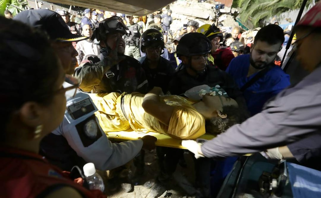 Integrantes de cuerpos de emergencia rescatan a una persona luego de dos fuertes terremotos que sacudieron el Caribe venezolano en Caracas. (24/06/26) Foto: EFE