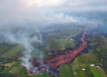 Lava del volcán de Hawai alcanza el Pacífico; hay un herido