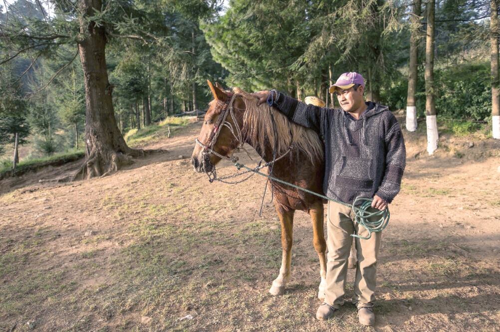 Jairo Berrios, uno de los guardianes de El Rosario, gana de 100 a 300 pesos por subir unas cinco veces hasta la parte alta del santuario.