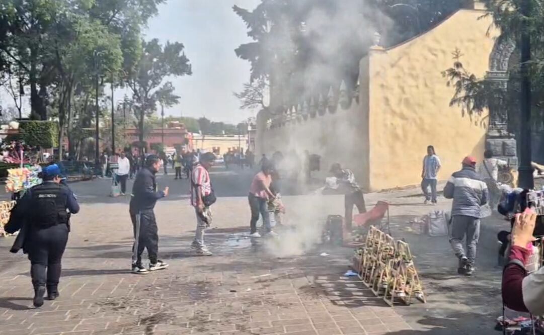 Puesto de pirotecnia se incendió la tarde de este 1 de enero en el Centro de Coyoacán (01/01/2025). Foto: Jorge Alejandro Medellín / EL UNIVERSAL