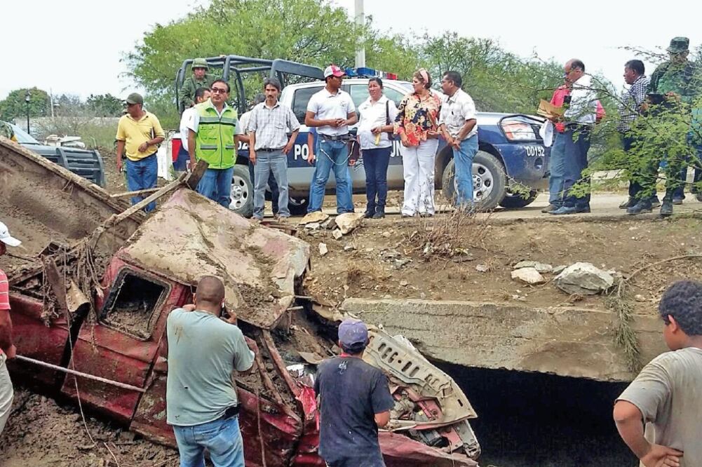 La tromba en Teotitlán arrastró decenas de automóviles; en uno de ellos viajaba Roberta García, Alberto Sosa y una menor de siete años. Los dos últimos lograron ponerse a salvo, no así la mujer de quien se desconoce su paradero (ESPECIAL)