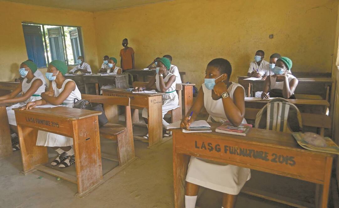 Estudiantes de una escuela en Lagos, Nigeria. Según la UNESCO, 23.8 millones de alumnos entre jardín de infantes y universidad están en riesgo de abandonar sus estudios o de no tener acceso al próximo curso académico por el impacto económico. Foto: AP