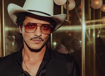 Bruno Mars deja a sus fans esperando un saludo frente a su hotel en Reforma