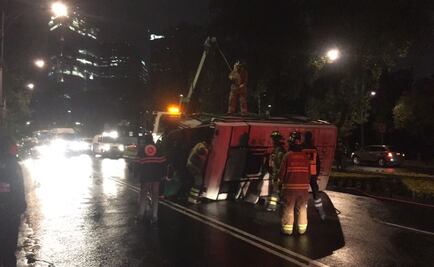 Vuelca microbús en Paseo de la Reforma 