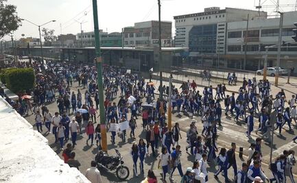 Estudiantes marchan por detención de alumnas de prepa en Neza 
