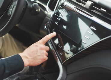 El botón secreto que te ayuda a detener tu auto sin gastar los frenos