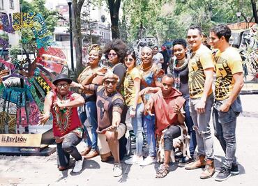 El rey león se manifiesta en artistas plásticos