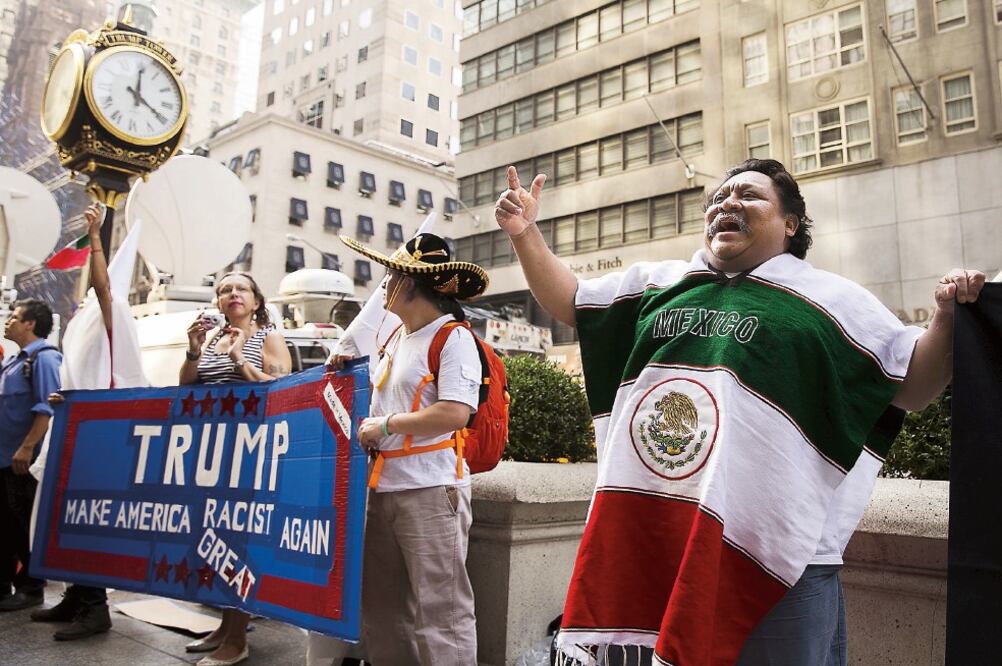 Manifestantes criticaron ayer el discurso “racista” del magnate Donald Trump, afuera de las Torres Trump, en Nueva York (LUCAS JACKSON. REUTERS)