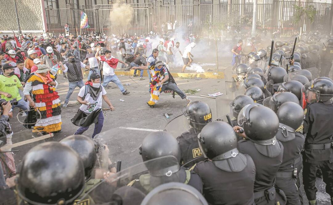 Un grupo de manifestantes se enfrentaron ayer contra la policía en el Parque Universitario durante la llamada “toma de Lima”. Foto: EFE