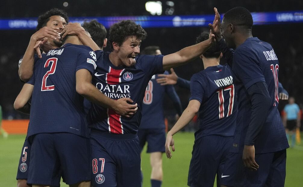 París Saint-Germain (PSG) en festejo de gol, durante la semifinal de la Champions League ante Arsenal - Foto: AP