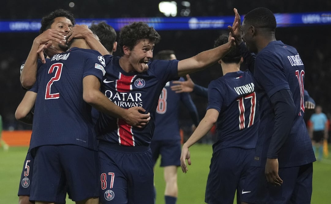 París Saint-Germain (PSG) en festejo de gol, durante la semifinal de la Champions League ante Arsenal - Foto: AP