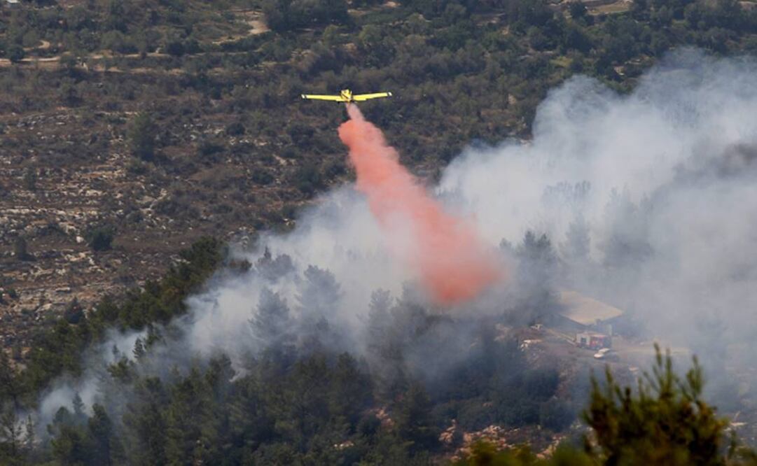 Un avión de combate de incendios deja caer un retardante de fuego en un incendio a las afueras de Jerusalén. (Foto: EFE)