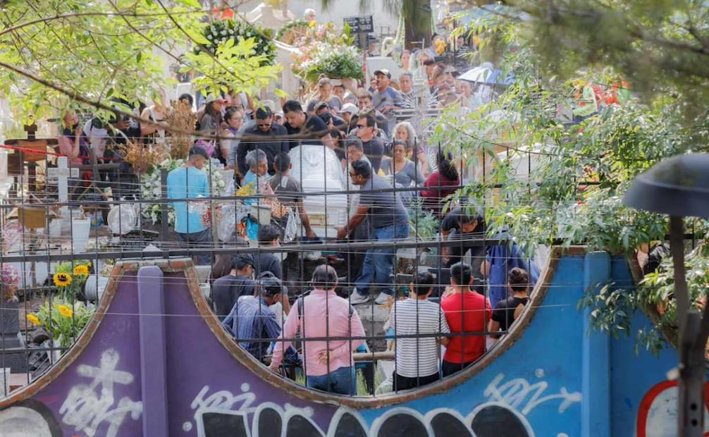 Realizan sepelio de Edith Guadalupe Valdés Zaldívar, cuyo cortejo fúnebre recorrió desde la parroquia de Santa María Magdalena de Atlazolpa hasta el panteón ubicado en Circuito Interior Río Churubusco y Eje 6.
Foto: Osmar Alvarado / El Universal.