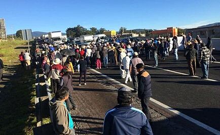 Bloquean Circuito Exterior Mexiquense y amagan con quemar autos varados