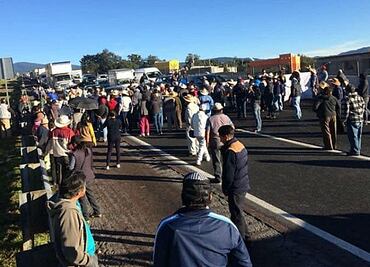 Bloquean Circuito Exterior Mexiquense y amagan con quemar autos varados