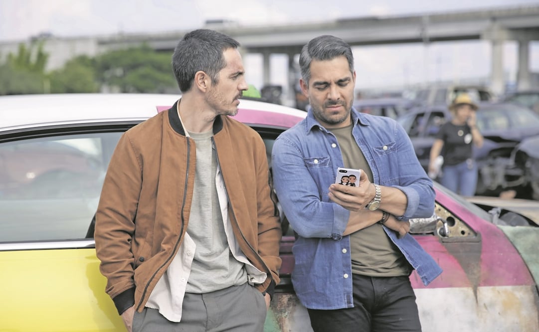 Ochmann interpreta a un hombre cuyo taxista (Chaparro) es el amante de su esposa. Foto: VIDEOCINE