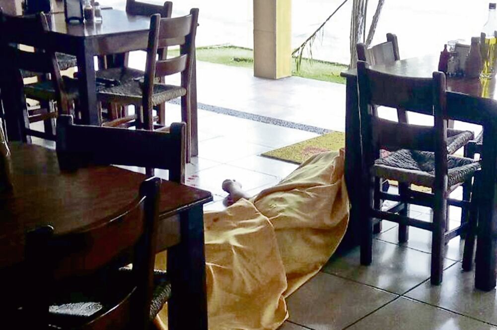 El cuerpo del comandante Camilo Castagné quedó entre las mesas del restaurante donde fue atacado por hombres armados en Ciudad Cardel. (PATRICIA MORALES. EL UNIVERSAL)