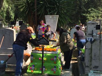 Visitantes llegan al panteón Dolores en Constituyentes