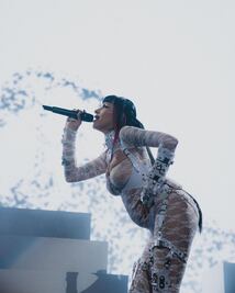 Cazzu presume tierna ropa para su bebé con un estilo "darks"