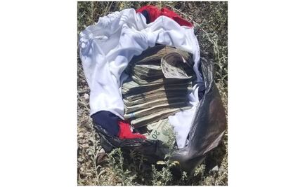 Aseguran 21 mil dólares en Sonora; fueron arrojados de un vehículo en movimiento