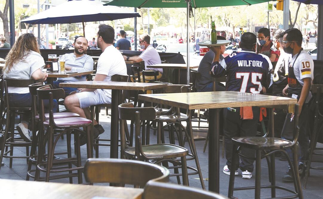 Por la pandemia muchos locales de la avenida Juárez, en el Centro, estuvieron vacíos o con poca gente, pues se estableció como horario de cierre las 18:00 horas. Foto: Carlos Mejía. EL UNIVERSAL