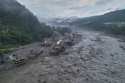 Riada en Nepal y Tíbet suma más de 800 muertos y 3 mil desaparecidos: así continúa el rescate