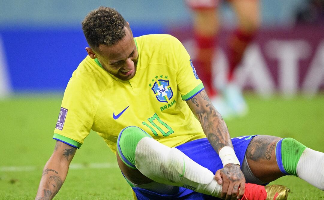 Neymar tuvo que colocarse hielo / FOTO: AP