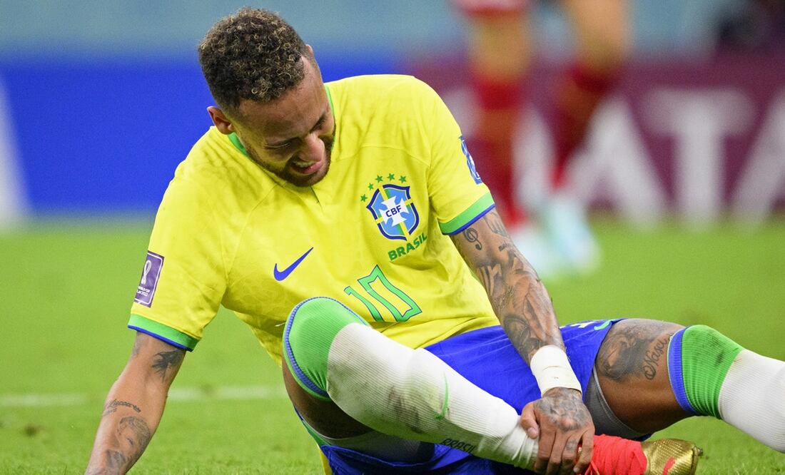 Neymar tuvo que colocarse hielo / FOTO: AP