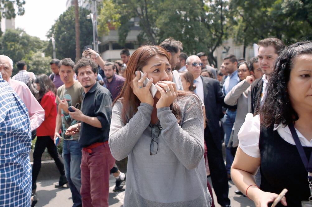 Después del sismo del 19 de septiembre pasado, AT&T liberó sus servicios de telefonía, mensajes e internet para 13 millones de usuarios en el país. (ARCHIVO EL UNIVERSAL)