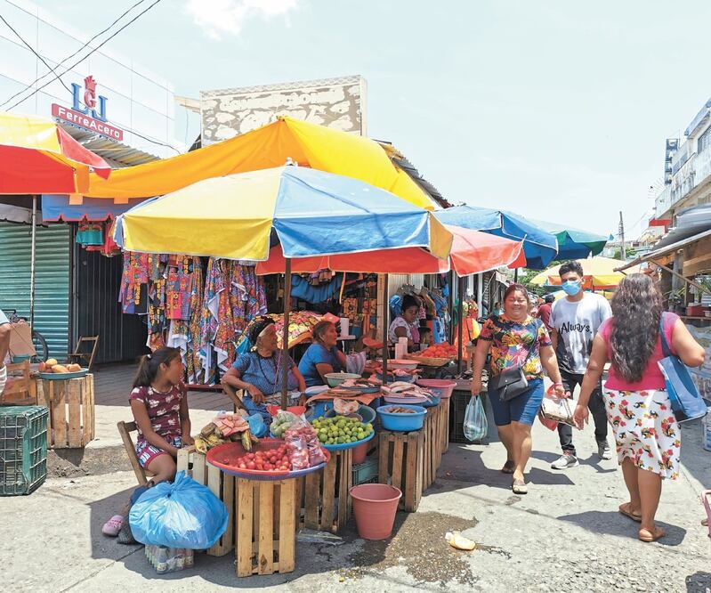 En el centro de Juchitán, ve ndedores ofertan todo tipo de mercancías y la gente olvida la sana distancia. ARCHIVO EL UNIVERSAL