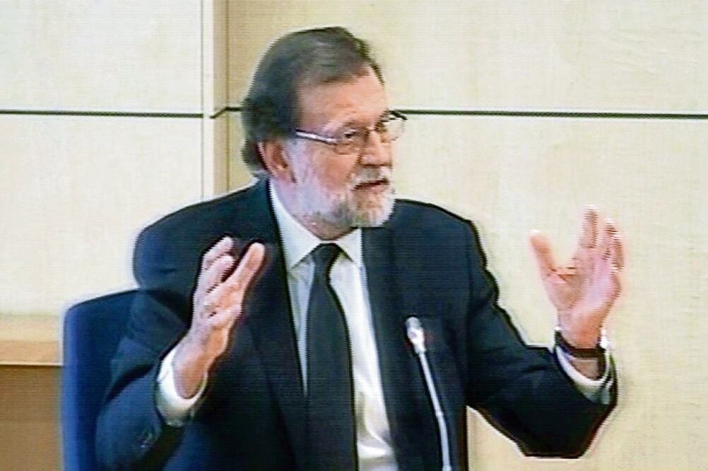 Una imagen tomada de video del testimonio del presidente del gobierno español, Mariano Rajoy, ante un tribunal en San Fernando de Henares (AFP)
