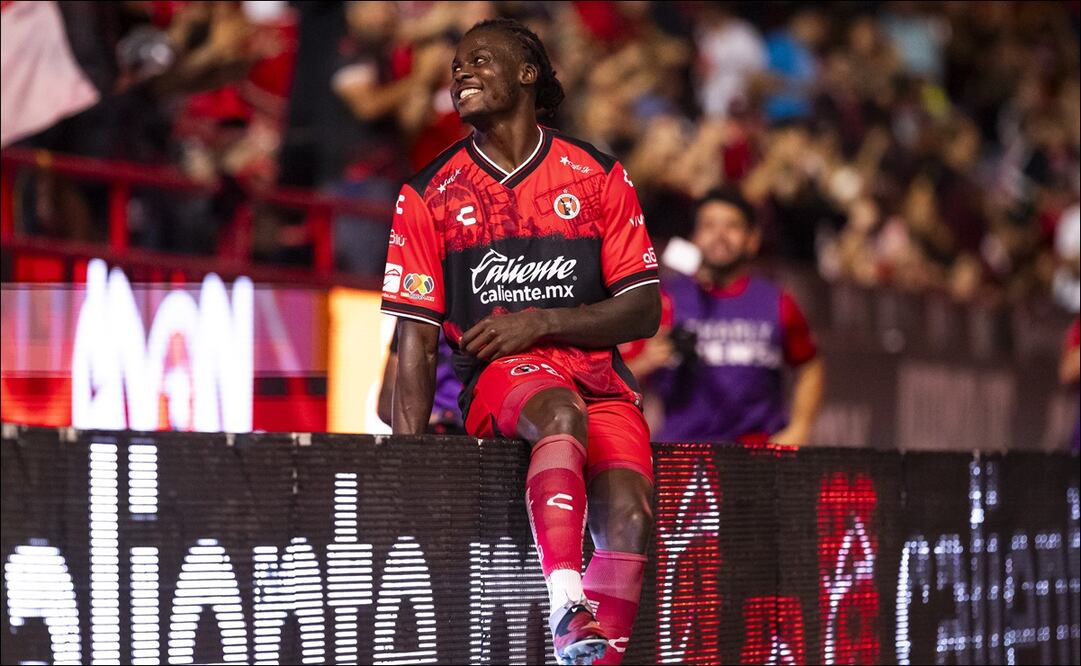 Frank Boya festeja sus goles frente al Necaxa / Foto: Imago7
