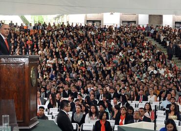 Felicita José Calzada a jóvenes graduados de la UDLA Puebla