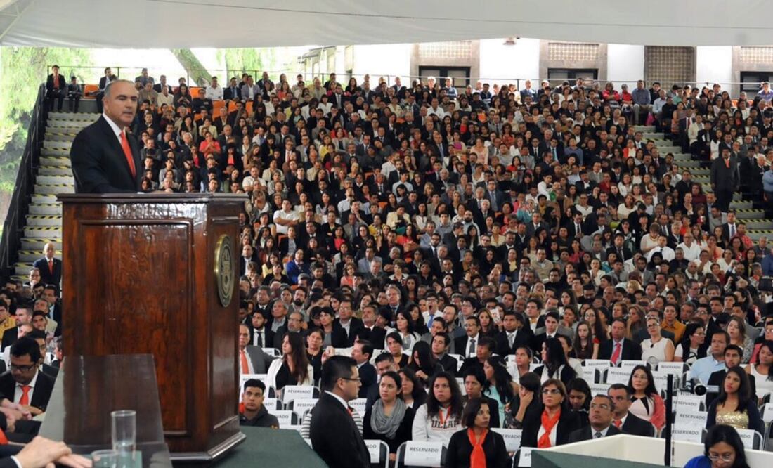 El funcionario federal acudió como invitado de honor a la ceremonia de graduación. /Tomada de Twitter