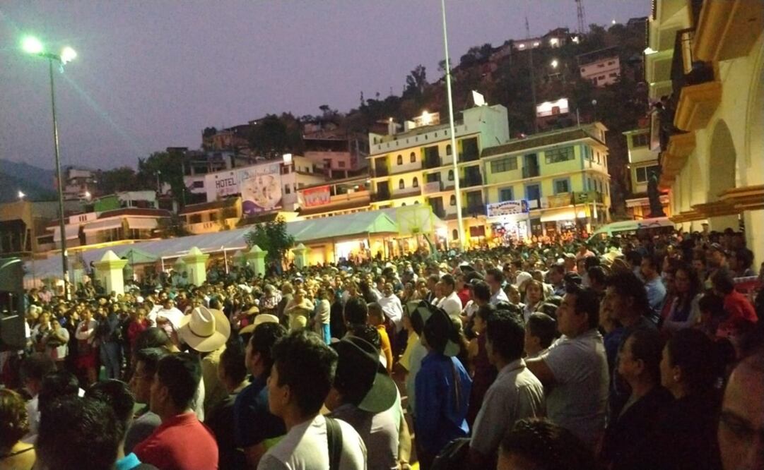 Desde el domingo por la noche lo pobladores de Yaitepec reinstalaron bloqueos que conducen a Juquila. Foto: Especial