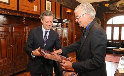 Recibe Nuño reconocimiento de Departamento de Educación de California