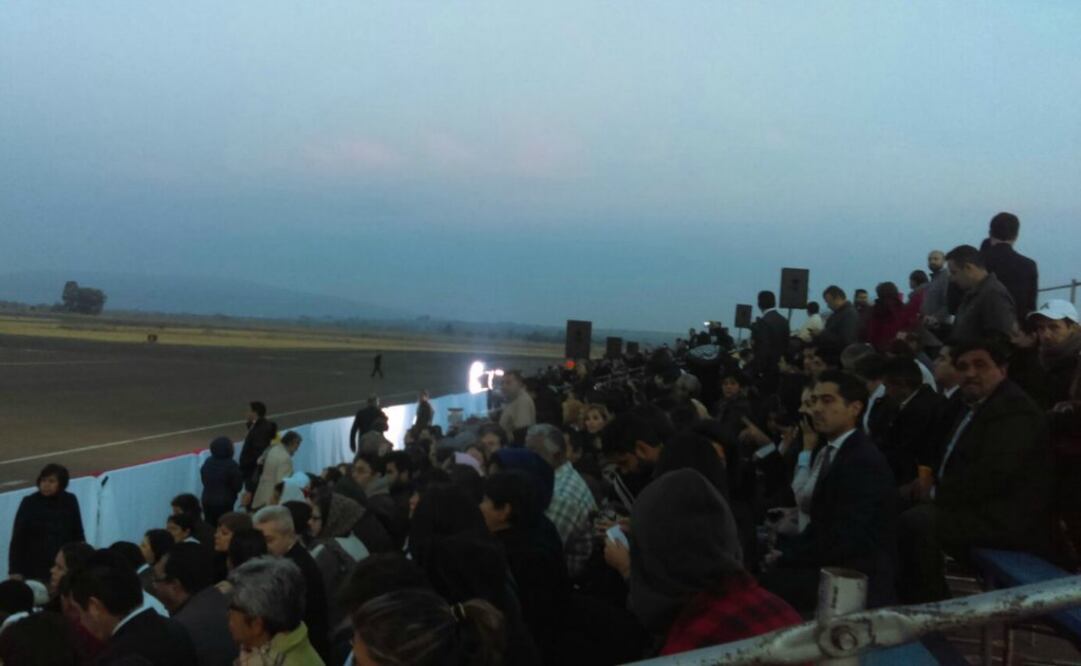 Esperan fieles al Papa en aeropuerto de Morelia
