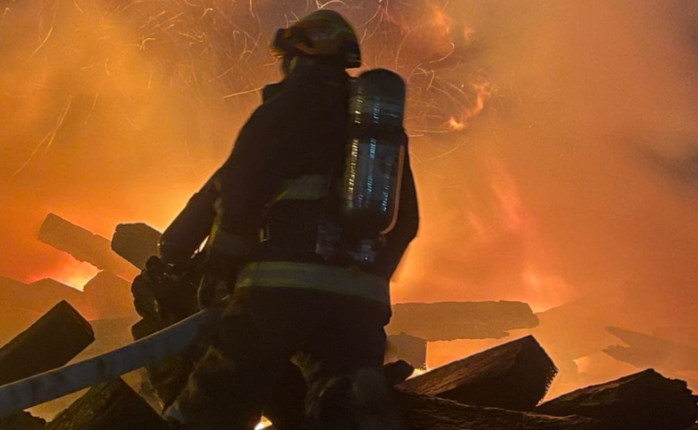Desalojan a 40 familias por incendio de tejabanes en Monterrey; no se reportan heridos