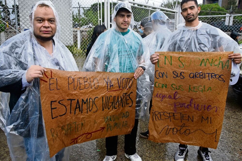 Asistentes a una protesta en la Ciudad de Guatemala para exigir que se respeten los resultados electorales. Foto: Orlando Estrada/ AFP
