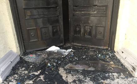 Queman puerta de catedral de Hermosillo