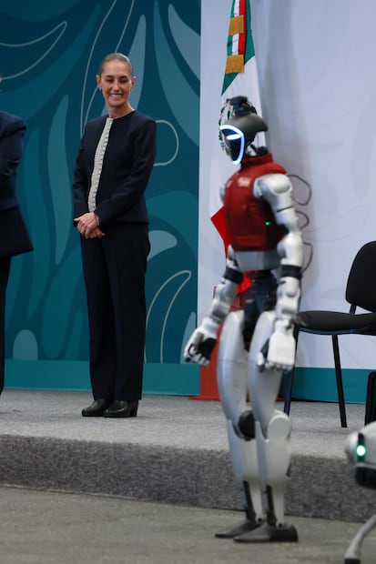 Presidenta Claudia Sheinbaum y gobernadora Delfina Gómez presentan CeCi y K5, robots asistentes del C5 en el Edomex (22/07/2026). Foto: Alejandro Vargas