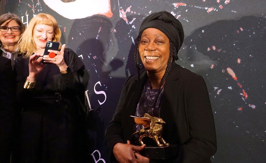 La británica Sonia Boyce recibe el León de Oro otorgado por la LIX Bienal de Arte de Venecia. Foto: EFE/EPA/Andrea Merola