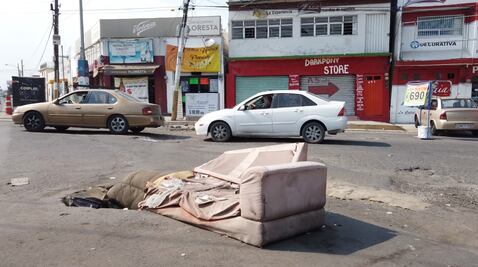 VIDEO: ¡Hasta cabe un sillón! De coladera a socavón, autoridades de Neza y Los Reyes evaden reparación