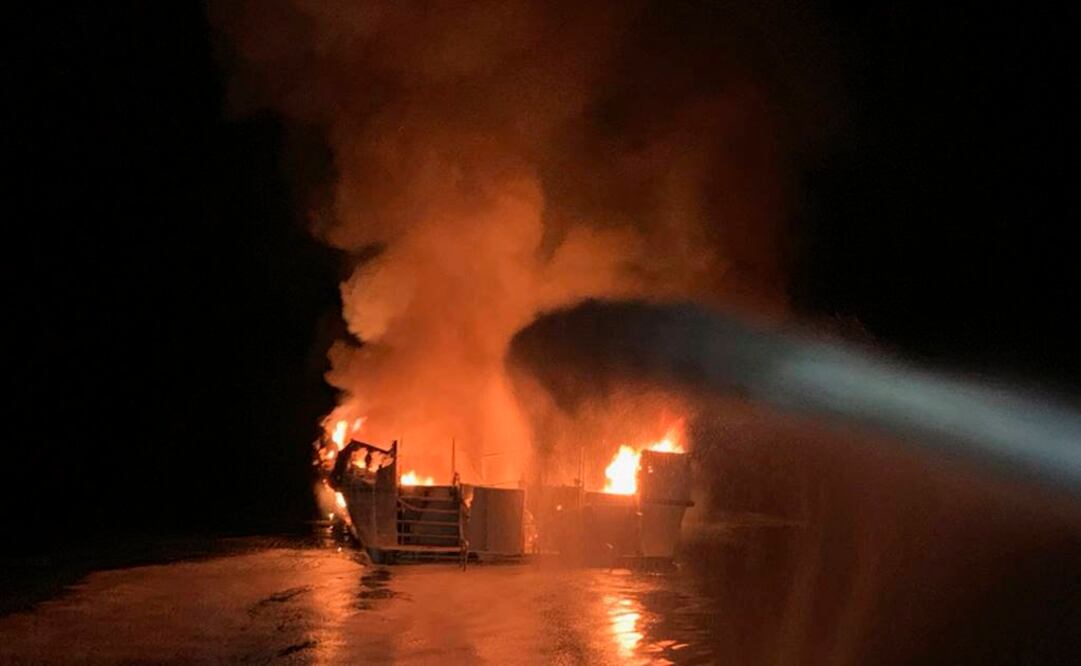 Los equipos de rescate acudieron al lugar y cuando trabajaban en apagar el fuego el barco se hundió. (Foto: AP)