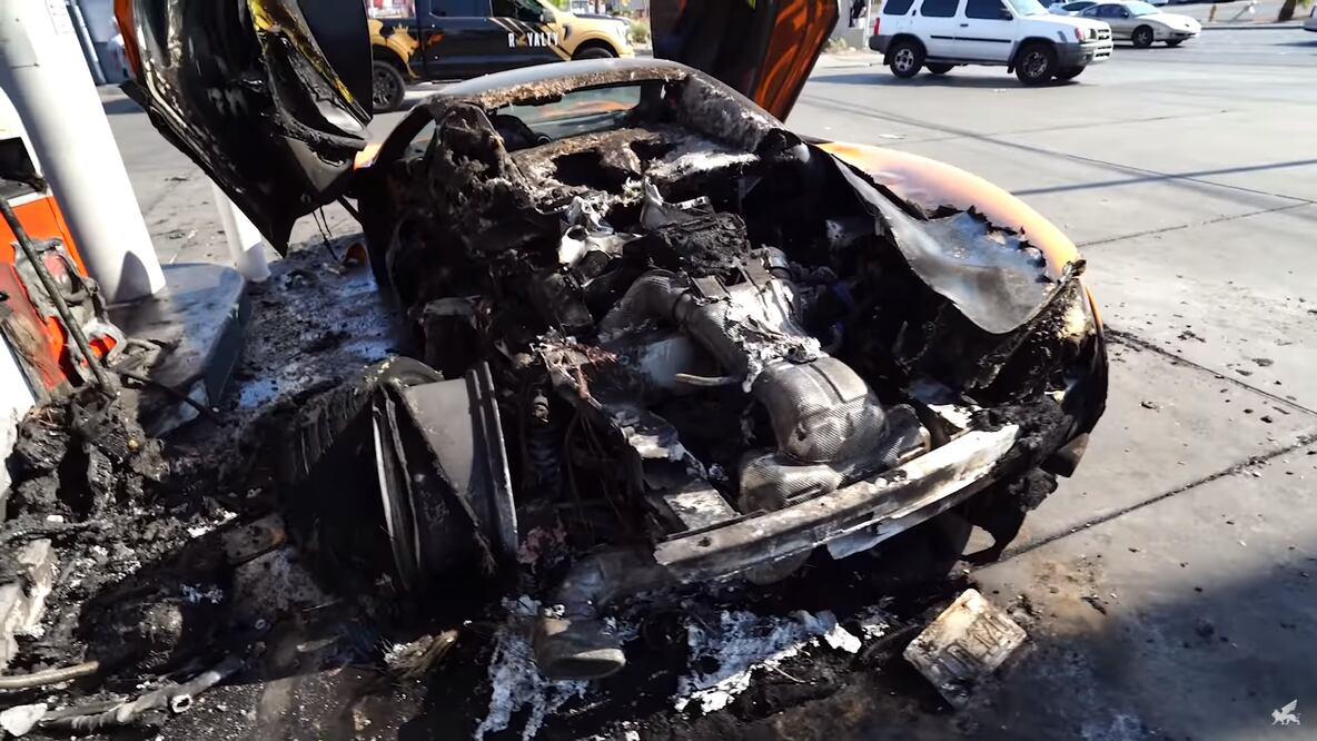 Hombre renta McLaren en Las Vegas, lo incendia por accidente y se da a la fuga